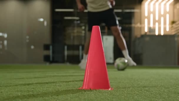 Piernas Masculinas Futbolista Profesional Jugador Fútbol Jugando Fútbol Juego Campo — Vídeos de Stock