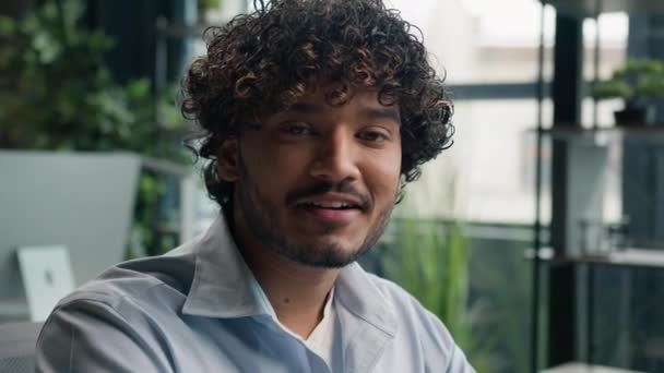 Arap Hintli Spanyol Işadamının Portresi Gülümseyen Genci Uzaktan Kumandalı Bilgisayarı — Stok video