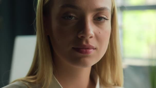 Närbild Ansikte Vackra Kaukasiska Ung Flicka Charmig Kvinna Student Affärskvinna — Stockvideo