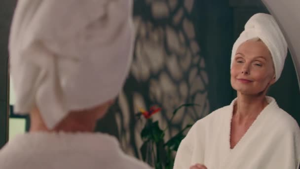 Beleza Feminina Maduro 50S Bela Mulher Caucasiana Roupão Velho Seniores — Vídeo de Stock