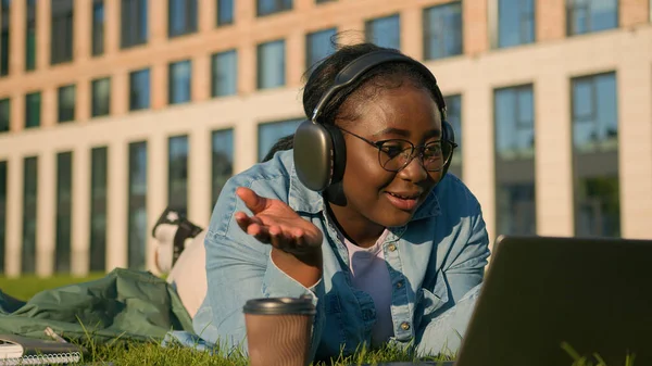 Afroamerikaner Glücklich Studentenmädchen Frau Mit Kopfhörern Auf Grünem Rasen Park — Stockfoto