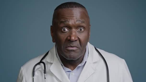 Zbliżenie Niepewny Zdezorientowany Etniczny Afroamerykanin Człowiek Lekarz Chirurg Medycznym Biały — Wideo stockowe