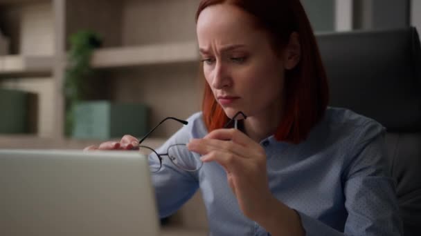 白种人办公室女企业家女雇主带着笔记本电脑女企业经理视力不好的女商人视力模糊的眼镜看不清问题眼镜 — 图库视频影像
