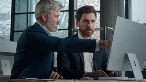 Dva Podnikatelé Muži Obchodní Partner Kolegové Spolupráce Kanceláři Pracuje Počítačové — Stock video