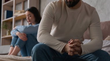 Kızgın Kafkasyalı koca, dargın karısıyla yan yana oturur aile kavgası üzerine sessizliğini korurlar. Evli erkek, yatak odasında ayrılık boşanması krizini tartışır.