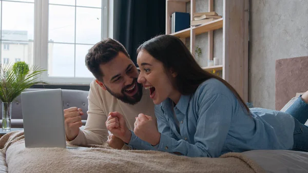 Heyecanlı Kafkasyalı Evli Çift Evde Yatarken Dizüstü Bilgisayar Kazanıp Inanılmaz — Stok fotoğraf