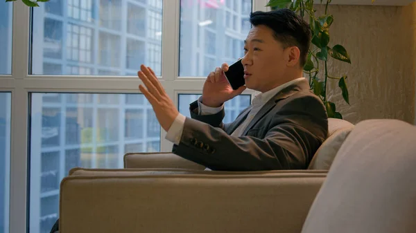 Asiatisk Glad Affärsman Kinesisk Japansk Man Ringer Mobiltelefon Sitta Kontoret — Stockfoto