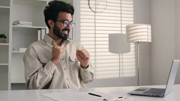 Glückliche Indische Muslimische Mann Geschäftsmann Freiberufler Arabische Kerl Feiern Online — Stockfoto