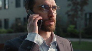 Kapalı portre beyaz adam meşgul ciddi işadamı cep telefonu konuşuyor açık hava erkek iş adamı girişimci CEO şehrin akıllı telefonu konuşuyor iş bitti konuşma bitti
