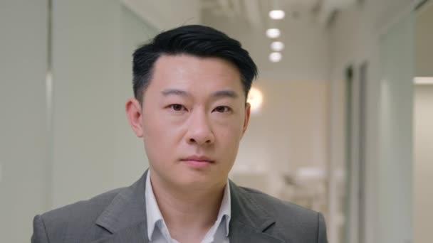 Portret Poważny Spokój Azji Etniczny Mężczyzna Biznes Pracodawca Spokojny Koreański — Wideo stockowe