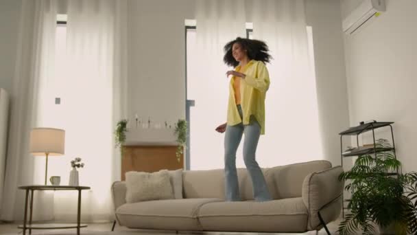 Lustige Afroamerikanerin Glücklich Mädchen Hause Tanzen Springen Spaß Haben Narren — Stockvideo