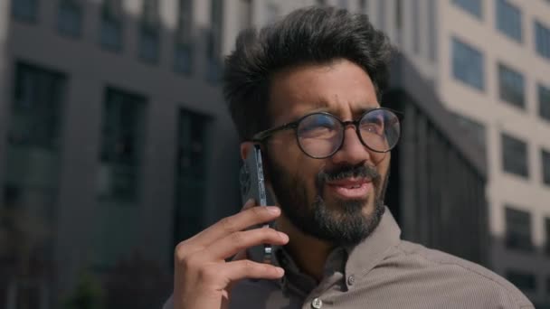 Šťastný Radostný Indický Arabský Zaměstnavatel Muž Podnikatel Office Manager Mluvit — Stock video