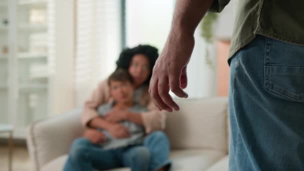 Violenza Domestica Abuso Fisico Famiglia Multirazziale Donna Spaventata Nella Paura — Video Stock
