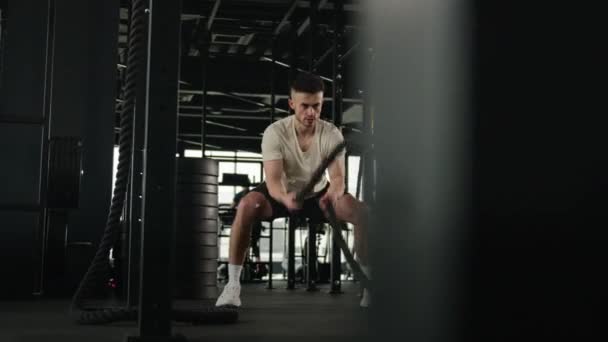 积极有力的肌肉健身教练白种人运动员健美运动员训练用战斗绳剧烈运动体能训练体操健美运动健美运动健美运动健美 — 图库视频影像
