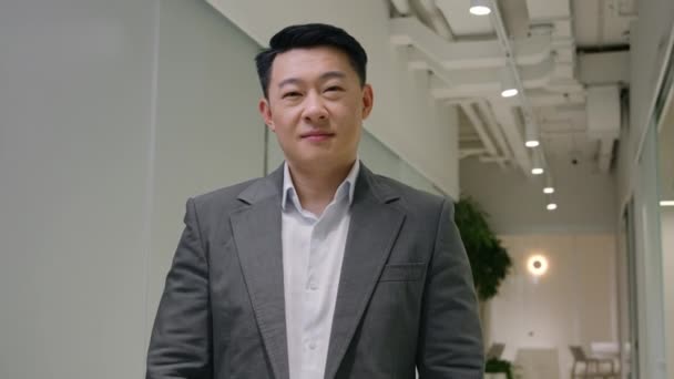 中年亚洲商人首席执行官成功的商业企业家双手叉腰在办公室走廊快乐地微笑着中国韩国男性首席领导人微笑着 — 图库视频影像