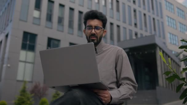 Bezorgd Benadrukt Arabische Indiase Man Zakenman Werkgever Werknemer Denken Moeilijke — Stockvideo