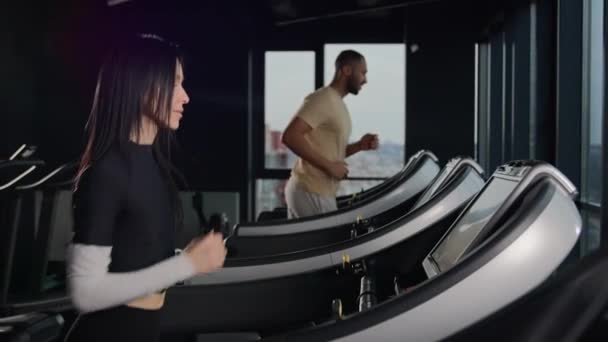Motywowani Sportowcy Biegacze Cardio Ćwiczenia Bieżniach Aktywny Trening Klubie Fitness — Wideo stockowe