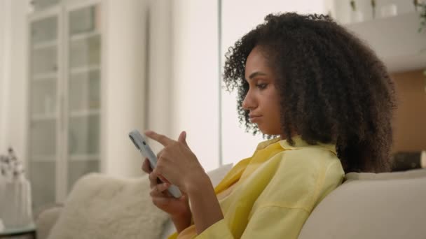 Βαρεμάρα Αφρο Αμερικανίδα Εθισμένη Gadget Girl Chatting Online Smartphone Κατάχρηση — Αρχείο Βίντεο