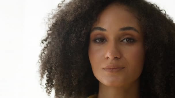 Primer Plano Retrato Femenino Mujer Afroamericana Feliz Étnica Hermosa Joven — Vídeo de stock