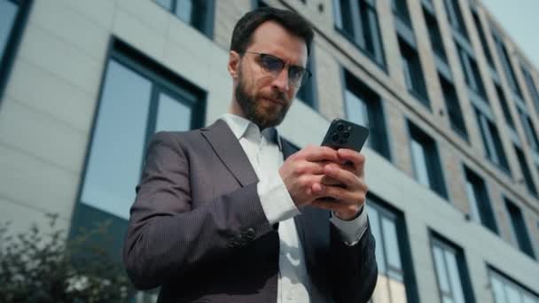 Кавказский Уставший Человек Использующий Мобильный Телефон Городе Перегруженный Бизнесмен Мужчина — стоковое видео