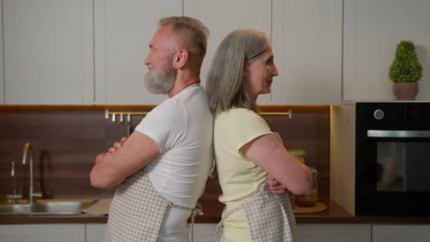 Yaşlı Beyaz Aile Mutlu Kadın Karı Koca Emekli Saçı Sever — Stok video