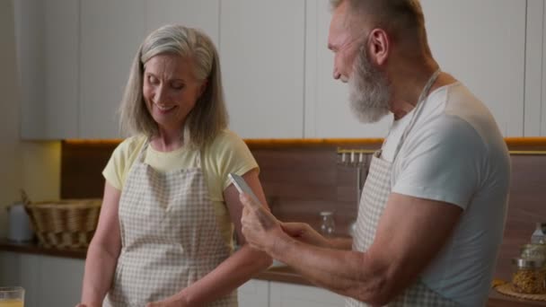 Mutlu Evli Beyaz Bir Çift Mutfağında Yemek Pişiriyor Yaşlı Kadın — Stok video