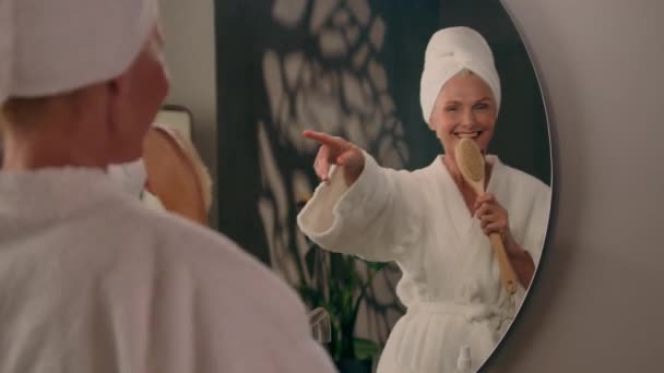 Beztroska Kaukaska Dojrzała Seniorka Szlafroku Prysznicu Uśmiechnięta Kobieta Średnim Wieku — Wideo stockowe