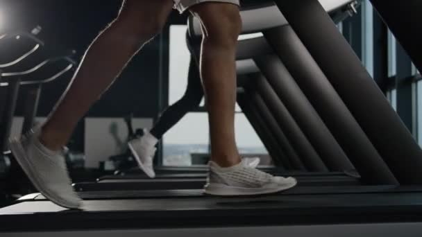 Sportschuhe Frau Und Mann Muskulöse Beine Füße Laufen Auf Laufband — Stockvideo