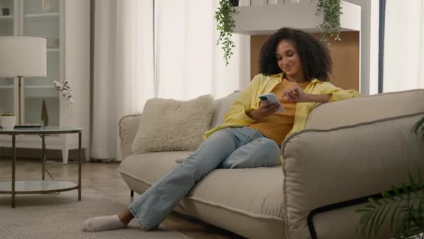 Glücklich Lächelnde Afroamerikanerin Ethnische Mädchen Auf Bequemem Sofa Gemütliche Couch — Stockvideo