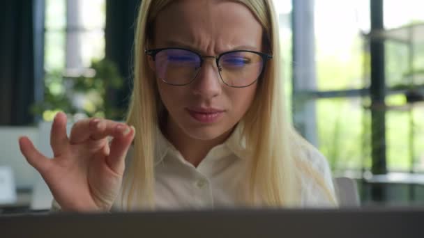 Caucásico Chica Negocios Mujer Oficina Empleador Con Computadora Portátil Sobrecargado — Vídeos de Stock
