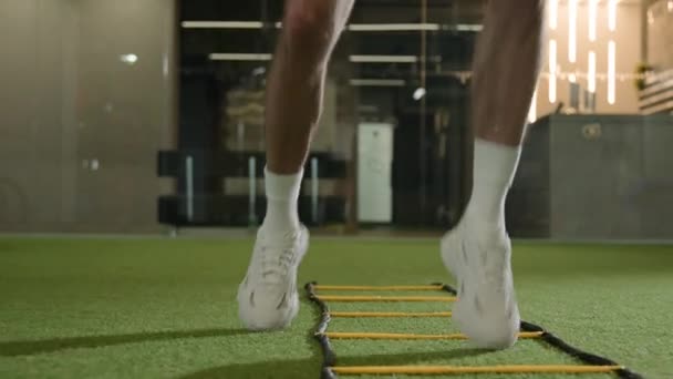 Exercício Corrida Futebol Profissional Desconhecido Pulando Entre Varas Escada Homem — Vídeo de Stock