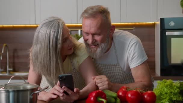 Riendo Jubilado Viejo Canoso Caucásico Familia Amor Pareja Utilizando Teléfono — Vídeo de stock