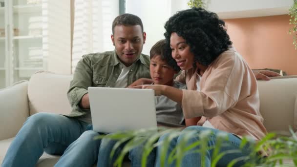Lycklig Familj Afroamerikanska Föräldrar Mamma Pappa Och Vit Liten Pojke — Stockvideo