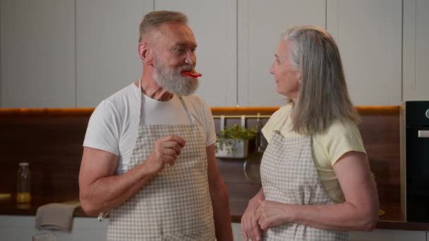 Caucásico Pareja Mediana Edad Anciana Familia Mujer Alimentación Amado Hombre — Vídeos de Stock
