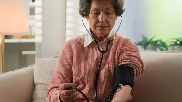 Caucasian Grandmother Checking Low High Cardio Heart Beat Senior Woman — Stock Photo, Image