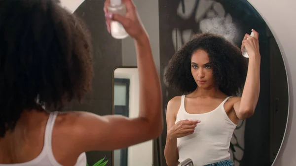 Reflexão Espelho Banheiro Mulher Afro Americana Menina Bonita Com Cachos — Fotografia de Stock