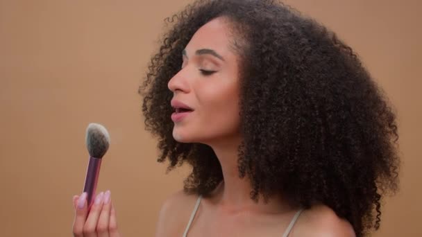Primer Plano Retrato Afroamericano Mujer Étnica Modelo Chica Sosteniendo Cepillo — Vídeos de Stock