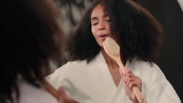 Närbild Kvinnlig Reflektion Spegeln Glad Bekymmerslös Afroamerikansk Kvinna Med Lockigt — Stockvideo