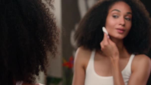 Micellar Skincare 아름다움 루틴을 얼굴을 아프리카계 미국인 소녀는 메이크업 여드름 — 비디오