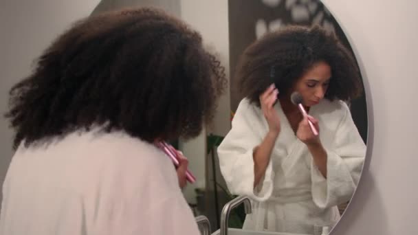 Schöne Afroamerikanerin Ethnische Mädchen Bad Hause Blick Auf Spiegelreflexion Gelten — Stockvideo