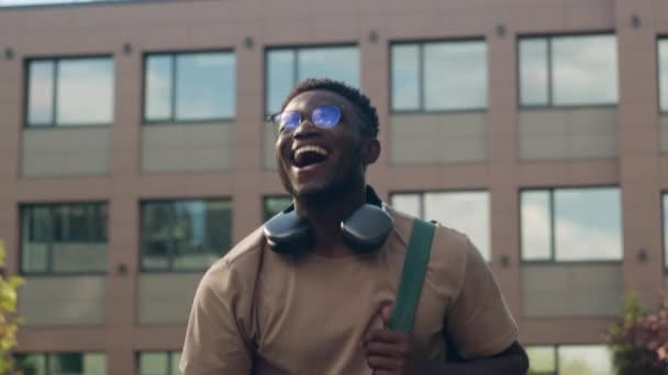 Mutlu Kazanan Afrikalı Amerikalı Üniversite Akademisi Öğrencisi Erkek Öğrenci Şehir — Stok video