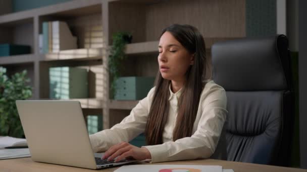 疲れた疲れた疲れた白人少女はオフィスでコンピュータの仕事で首の不快感を感じる 疲れた女性ビジネス ビジネス ビジネス ビジネスウーマン ラップトップを働かせて痛みを伴う頭痛を感じる片頭痛の頭痛のストレス — ストック動画