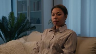 Afro-Amerikan kadın portresi. Kanepede ciddi etnik kız. Kadın, kadın, kız arkadaş, ev sahibi, ev sahibi.