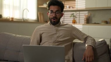 Şaşırtıcı bir şekilde heyecanlanan Arap Hintli Müslüman serbest çalışan ev sahibi ev sahibi, ev sahibi, erkek, bahsi kazanan şanslı adam internette iyi bir iş çıkardı.