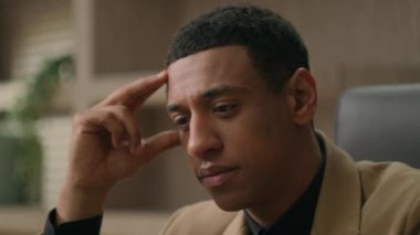 Afrikalı Amerikalı iş adamını kapatın. Düşünceli, düşünceli, düşünceli, sorunlu, düşünceli, iş düşüncesine karar verin. Derin düşüncelere dalın.