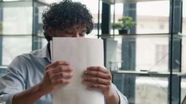 Mutlu Arap iş adamı başarılı adam girişimci yönetici ofis işindeki evrak işlerini bitirdi heyecanlı adam belgeleri yığdı anlaşma imzaladı kağıtları imzaladı rahatla