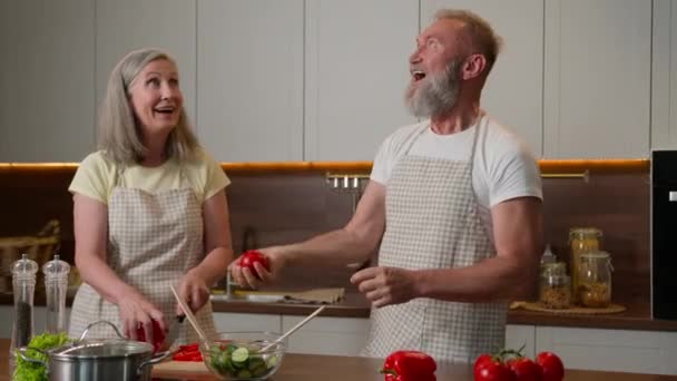 Mutlu Kafkasyalı Yaşlı Çift Evde Yemek Pişiriyor Komik Adam Domateslerle — Stok video