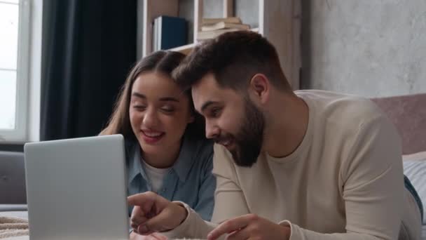 Beyaz Bir Çift Sahibi Gülümseyen Kadın Koca Dizüstü Bilgisayar Kullanıyor — Stok video