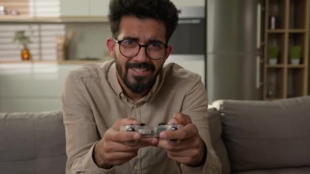 Arap Hintli Adam Evdeki Mutfakta Bilgisayar Oyunu Oynuyor Kanepede Konsantre — Stok video