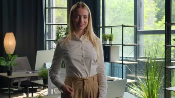 Magabiztos Lány Kaukázusi Üzletasszony Irodai Munkás Munkáltató Menedzser Ceo Happy — Stock videók